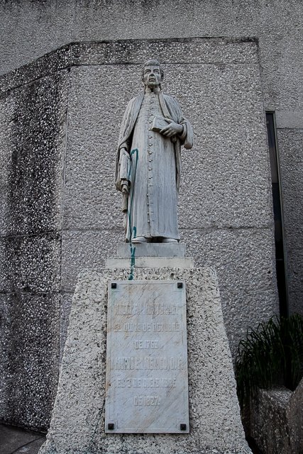 estatua de padre mier